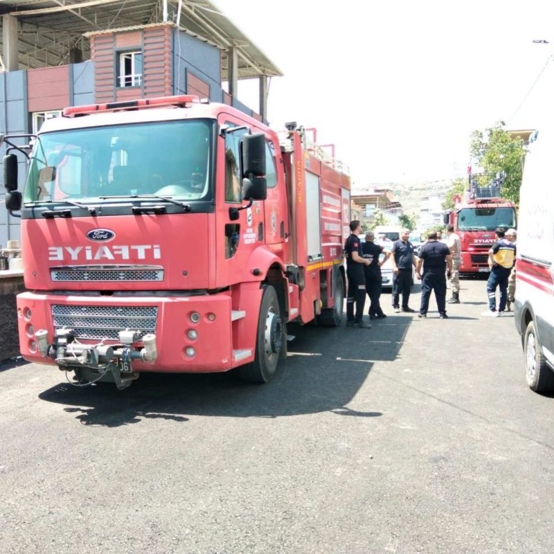 Hassa’da ev yangını büyümeden kontrol altına alındı (Fotoğraflı) İlayda Korkmaz HATAY (İHA) - Hatay’ın Hassa ilçesinde çıkan ev yangını, itfaiye ekiplerinin hızlı müdahalesiyle büyümeden kontrol altına alındı. Yangın, Hassa ilçesine bağlı Yolçatı Mahallesi’nde bulunan müstakil evde meydana geldi. İhbar üzerine bölgeye itfaiye ekipleri sevk edildi. Ekiplerin hızlı müdahalesiyle yangın kısa sürede kontrol altına alınırken, olay yerinde gerekli emniyet tedbirleri sağlandı. Yangında ev zarar gördü.