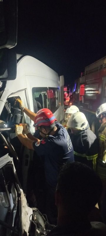 Hatay’da işçi servisi tırla kafa kafaya çarpıştı: 1 ölü, 15 yaralı (Fotoğraflı) Esma Kural - Ferit Savaş HATAY (İHA) - Hatay’da işçileri taşıyan servis minibüsünün tırla çarpıştığı kazada 1 kişi hayatını kaybetti, 15 kişi de yaralandı. Kaza, Erzin-Ceyhan kara yolu Burnaz mevkiinde yaşandı. Toros Tarım işletmesinden çıkan işçi servisi ile karşı yönden gelen tır kafa kafaya çarpıştı. İhbar üzerine bölgeye itfaiye, sağlık ve jandarma ekipleri sevk edildi. Kazada hurdaya dönen minibüsteki yaralılar itfaiye ekipleri tarafından araçtan çıkarıldı. Kazada serviste bulunan Mehmet Soylu isimli işçi hayatını kaybederken, 15 yaralı olay yerinde yapılan ilk müdahalenin ardından hastaneye sevk edildi. Soylu'nun cansız bedeni de olay yerindeki incelemenin ardından morga kaldırıldı. Servisteki işçilerin taşeron firmada çalıştığı ve mesai bitimi Dörtyol ile Payas ilçelerindeki evlerine dönmek için yola çıktıkları öğrenildi. Jandarma ekipleri kazayla ilgili inceleme başlattı.