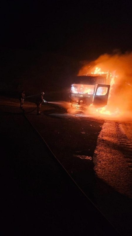 Hatay'da tır alev aldı: Kullanılamaz hale geldi Seyir halindeki tır alevlere teslim oldu HATAY (İHA) - Hatay’da seyir halindeyken alevlere teslim olan tır yanarak kullanılmaz hale geldi. Yangın, Antakya-İskenderun yolu Belen ilçesi Kıcı mevkiinde yaşandı. Seyir halindeyken yanmaya başlayan tırda alevleri fark eden sürücü, aracı kontrollü şekilde park ederek durumu itfaiye ekiplerine bildirdi. Bölgeye kısa sürede Hatay Büyükşehir Belediyesi itfaiye ekipleri sevk edildi. Alevler itfaiye ekiplerinin hızlı müdahalesiyle çevreye sıçramadan kontrol altına alındı. Yangında tır kullanılamaz hale geldi. Yangının çıkış nedeninin belirlenmesi için çalışma başlatıldı.
