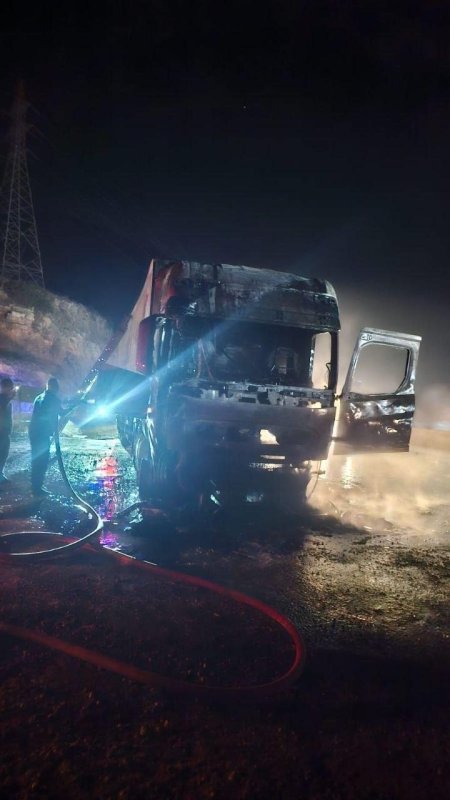 Hatay'da tır alev aldı: Kullanılamaz hale geldi Seyir halindeki tır alevlere teslim oldu HATAY (İHA) - Hatay’da seyir halindeyken alevlere teslim olan tır yanarak kullanılmaz hale geldi. Yangın, Antakya-İskenderun yolu Belen ilçesi Kıcı mevkiinde yaşandı. Seyir halindeyken yanmaya başlayan tırda alevleri fark eden sürücü, aracı kontrollü şekilde park ederek durumu itfaiye ekiplerine bildirdi. Bölgeye kısa sürede Hatay Büyükşehir Belediyesi itfaiye ekipleri sevk edildi. Alevler itfaiye ekiplerinin hızlı müdahalesiyle çevreye sıçramadan kontrol altına alındı. Yangında tır kullanılamaz hale geldi. Yangının çıkış nedeninin belirlenmesi için çalışma başlatıldı.