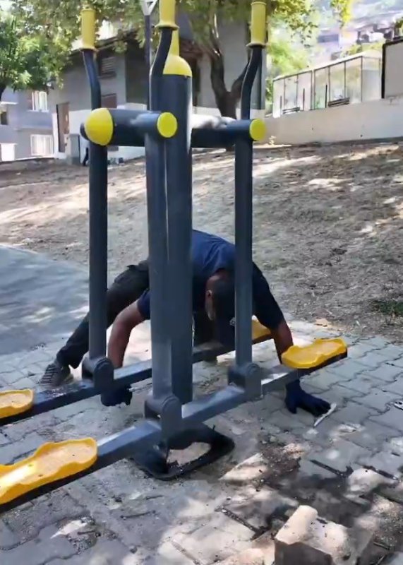 Antakya’daki parklarda bakım ve yenileme çalışmaları sürüyor (Fotoğraflı) İlayda Korkmaz HATAY (İHA) - Antakya Belediyesi ekipleri tarafından parklarda bakım, onarım ve çevre düzenleme çalışmaları gerçekleştiriliyor. Antakya Belediyesi Park ve Bahçeler Müdürlüğü ekipleri, ilçenin 95 mahallesinde bulunan parklarda çalışmalarını sürdürüyor. Ekipler tarafından Kuyulu Mahallesi’ndeki parklarda çim ve ot biçme, ağaç budama, bakım, onarım ve temizlik çalışmaları gerçekleştiriliyor. Belediyeden yapılan açıklamada, parkların düzenli ve bakımlı tutulmasına yönelik çalışmaların ilçenin farklı mahallelerinde devam edeceği belirtildi.