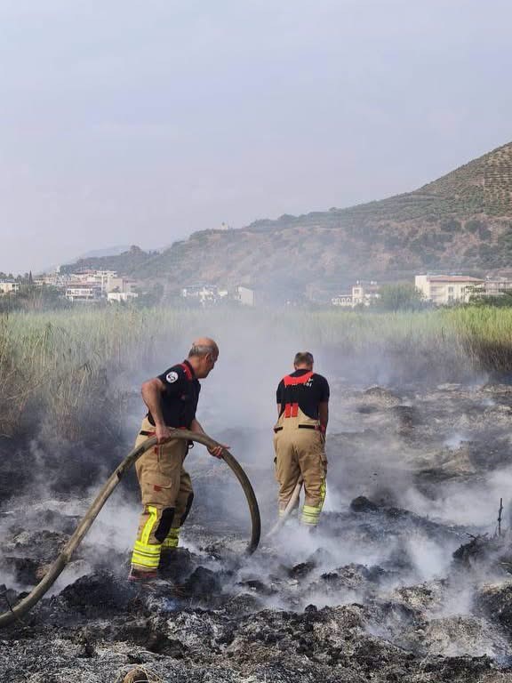 Samandağ’da bahçe yangını büyümeden söndürüldü (Fotoğraflı) İlayda Korkmaz HATAY (İHA) - Hatay’ın Samandağ ilçesinde çıkan bahçe yangını, ekiplerin hızlı müdahalesiyle büyümeden kontrol altına alındı. Yangın, Samandağ ilçesine bağlı Tekebaşı Mahallesi’nde meydana geldi. İhbar üzerine bölgeye ekipler sevk edildi. Ekiplerin müdahalesiyle yangın kısa sürede kontrol altına alınırken, olay yerinde soğutma çalışması gerçekleştirildi.