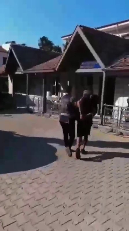 Motosikletli hırsızlar önce kameraya sonra polise yakalandı (Fotoğraflı) Ahmet Arslan HATAY (İHA) - Hatay’da 5 farklı hırsızlığın faili olan motosikletli 3 hırsız, kamera görüntülerine yakalanmalarının ardından polis ekipleri tarafından gözaltına alındılar. Olay, 9 Ağustos tarihinde saat 22.00 sıralarında Antakya ilçesi Akevler Mahallesi’nde yaşandı. Motosikletle bölgeye gelen 3 hırsız, inşaat halindeki iş yeri içerisinde bulunan eşyaları çaldı. Durumun polis ekiplerine bildirilmesi üzerine yapılan incelemelerde kamera görüntüleri ortaya çıktı. Polis ekipleri tarafından çok sayıda kamera kaydının incelenmesi üzerine hırsızlık olayının şüphelileri H.H., K.Ç. ve E.H. isimli şahıslar yakalanarak gözaltına alındı. Yapılan çalışmalarda; şüphelilerin ayrıca 3 farklı hırsızlık, 1 yağma (gasp) ve 1 evden hırsızlık olmak üzere toplam 5 faili meçhul olayın şüphelileri oldukları tespit edildi. Şüphelilerden ikisi mevcutlu olarak sevk edildikleri adli makamlarca tutuklanarak cezaevine teslim edilirken bir şüpheli adli kontrol şartıyla serbest bırakıldı.