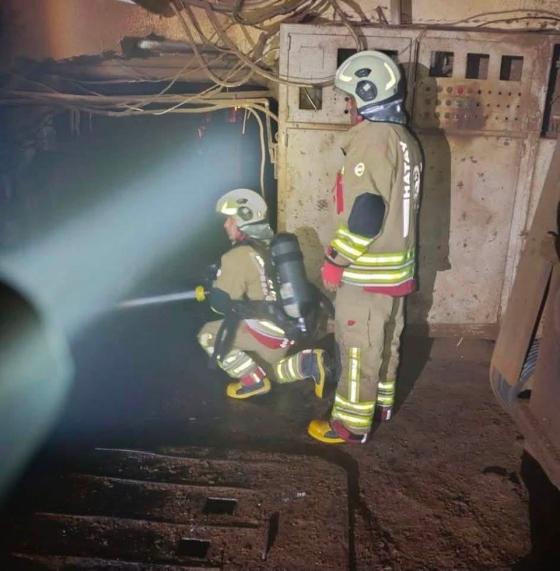 Antakya’da küspe yağ fabrikasında yangın çıktı (Fotoğraflı) İlayda Korkmaz HATAY (İHA) - Hatay’ın Antakya ilçesinde küspe yağ fabrikasında çıkan yangın, ekiplerin hızlı müdahalesiyle can kaybı ve yaralanma yaşanmadan kontrol altına alındı. Yangın, Antakya ilçesine bağlı Serinyol Mahallesi’nde bulunan bir küspe yağ fabrikasında meydana geldi. İhbar üzerine bölgeye ekipler sevk edildi. Ekiplerin hızlı müdahalesiyle yangın kısa sürede kontrol altına alınırken, olayda can kaybı ve yaralanma yaşanmadı. Bölgede gerekli emniyet tedbirleri sağlandı.