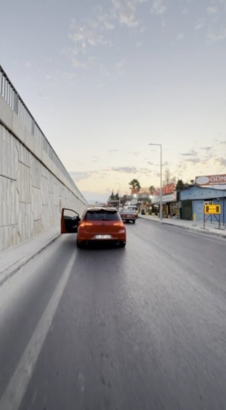 Avokado, haşlanmış yumurta, zeytinyağı ve krem peynir birlikte tüketildiğinde uzun süre tok tutan, kaliteli protein, sağlıklı yağlar ve lif açısından zengin, çok besleyici bir öğün oluşturur. Bu kombinasyon, özellikle kahvaltıda enerji verir, kan şekerini dengeler ve kas gelişimini destekler.