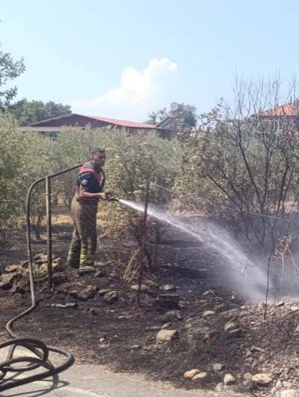 Dörtyol’da bahçe yangını kontrol altına alındı (Fotoğraflı) Esma Kural HATAY (İHA) - Hatay’ın Dörtyol ilçesinde bahçede çıkan yangın çevreye sıçramadan kontrol altına alındı. Yangın; Dörtyol ilçesine bağlı Kuzuculu Mahallesi’nde bulunan bahçede yaşandı. İhbar üzerine bölgeye sevk edilen ekiplerin hızlı müdahalesiyle yangın geniş alana sirayet etmeden kısa sürede kontrol altına alındı. Bölgede ekipler tarafından soğutma çalışması gerçekleştirildi. Yangında bahçede zarar gördü.