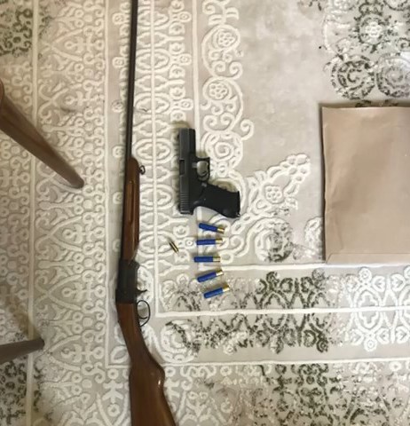 Hatay'da "Çapinler" ve "Sasunlu" gruplarına yönelik eş zamanlı operasyon: 16 şüpheli yakalandı (Fotoğraflı) Ahmet Özkurt HATAY (İHA) - Hatay'da 'Çapinler' ve 'Sasunlu' suç örgütlerine yönelik düzenlenen eş zamanlı operasyonda 16 şüpheli gözaltına alındı. Reyhanlı Cumhuriyet Başsavcılığı koordinesinde Hatay İl Emniyet Müdürlüğü KOM Şube Müdürlüğü ekiplerince silahlı suç örgütlerine yönelik operasyon düzenlendi. Reyhanlı ilçesinde 'Çapinler' ve 'Sasunlu' olarak bilinen iki grubun silahlı suç örgütü yapılanması içerisinde hareket ettikleri ve aralarındaki husumet nedeniyle çok sayıda silahlı olaya karıştıkları tespit edildi. Yapılan araştırmalarda, söz konusu grupların aile bireyleri ve genç yaştaki kişilerden oluşan çevreleriyle birlikte hareket ettikleri, 2024-2026 yılları arasında birbirlerine yönelik kasten öldürme, ateşli silahla kasten yaralama, mala zarar verme, tehdit, genel güvenliğin kasten tehlikeye sokulması ve 6136 sayılı Kanun'a muhalefet başta olmak üzere 30 ayrı adli olaya karıştıkları belirlendi. Özellikle 2026 yılında gruplar arasındaki suç eylemlerinde dikkat çekici bir artış yaşandığı, yıl içerisinde meydana gelen 13 ayrı olayın 12'sinde ateşli silah kullanıldığı tespit edildi. Ayrıca iki grubun sosyal medya platformları üzerinden birbirlerine ve bölge halkına yönelik tehdit, hakaret ve korku oluşturmaya yönelik paylaşımlar yaptıkları, silah görüntüleri ile iş yeri kurşunlamalarına ait video ve fotoğraflar paylaştıkları belirtildi. Ekiplerin yaptığı incelemelerde, iki ayrı grup içinde faaliyet gösterdiği değerlendirilen aktif şüphelilerin çeşitli suçlardan toplam 617 adli kaydının bulunduğu belirlendi. 25 şüpheliye yönelik eş zamanlı operasyon Soruşturma kapsamında olaylarda aktif rol aldığı tespit edilen 25 şüpheliye yönelik 19 Ağustos tarihinde eş zamanlı operasyon gerçekleştirildi. Operasyonda 'Çapinler' grubundan 5 şüpheli, 'Sasunlu' grubundan 11 şüpheli olmak üzere toplam 16 şüpheli yakalanarak gözaltına alındı. Şüphelilerin adreslerinde gerçekleştirilen aramalarda 2,21 gram skunk, 1 av tüfeği, 1 ruhsatsız tabanca, 1 tabanca gövdesi, 4 tabanca şarjörü, 19 adet 9 mm fişek, 121 adet kartuş, 3 bıçak, 1 muşta ele geçirildi. Yakalanan şüphelilerin adli işlemleri devam ederken, firari şüphelilerin yakalanmasına yönelik çalışmaların sürdürüldüğü öğrenildi.