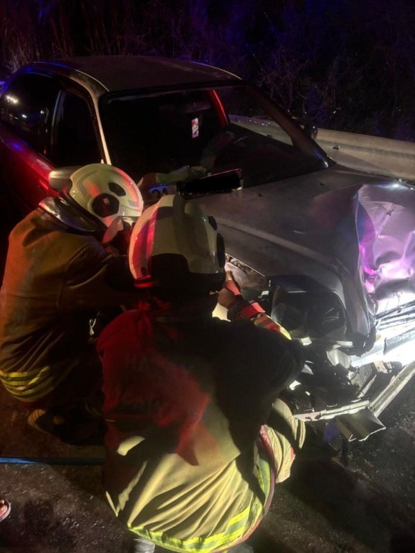 Arsuz’da trafik kazası: 2 yaralı (Fotoğraflı) Neslihan Zerenli HATAY (İHA) - Hatay’ın Arsuz ilçesinde 2 otomobilin çarpışması sonucu yaşanan trafik kazasında 2 kişi yaralandı. Kaza; Arsuz ilçesi Nardüzü Mahallesi’nde yaşandı. Seyir halindeki 2 otomobil çarpıştı. Kazanın ihbarı üzerine bölgeye itfaiye, sağlık ve polis ekibi sevk edildi. Yaralı şahıslar itfaiye tarafından kurtarılarak sağlık ekiplerine teslim edildi. Yaralı vatandaşlar ilk müdahalenin ardından hastanede tedavi altına alındı. Polis ekipleri kazayla ilgili inceleme başlattı.