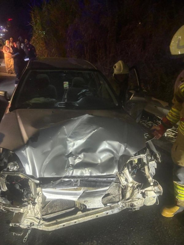 Arsuz’da trafik kazası: 2 yaralı (Fotoğraflı) Neslihan Zerenli HATAY (İHA) - Hatay’ın Arsuz ilçesinde 2 otomobilin çarpışması sonucu yaşanan trafik kazasında 2 kişi yaralandı. Kaza; Arsuz ilçesi Nardüzü Mahallesi’nde yaşandı. Seyir halindeki 2 otomobil çarpıştı. Kazanın ihbarı üzerine bölgeye itfaiye, sağlık ve polis ekibi sevk edildi. Yaralı şahıslar itfaiye tarafından kurtarılarak sağlık ekiplerine teslim edildi. Yaralı vatandaşlar ilk müdahalenin ardından hastanede tedavi altına alındı. Polis ekipleri kazayla ilgili inceleme başlattı.