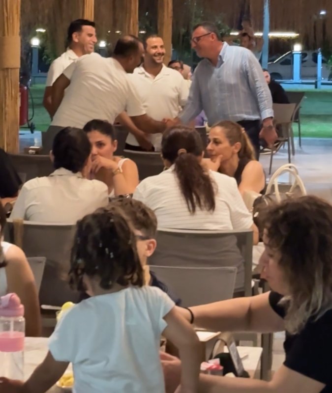 Yenilenen İskenderun Aile Köyü vatandaşların buluşma noktası oldu (Fotoğraflı) İlayda Korkmaz HATAY (İHA) - Hatay'ın İskenderun ilçesinde yenilenen yüzüyle hizmet veren Aile Köyü, çocuklar ve aileler için yeni bir buluşma noktası oldu. İskenderun Belediyesi'nin çalışmasıyla hizmete giren Aile Köyü'nde çocuklar için güvenli ve eğlenceli alanların yanı sıra ailelerin dinlenebileceği alanlar da yer alıyor. Ziyaretçiler, Hatay’ın yöresel lezzetlerini tadarken aileleriyle birlikte keyifli vakit geçirme imkanı buluyor. Yenilenen Aile Köyü’nün vatandaşların sevdikleriyle birlikte güzel vakit geçirebilecekleri sosyal alanlardan biri olması hedefleniyor.
