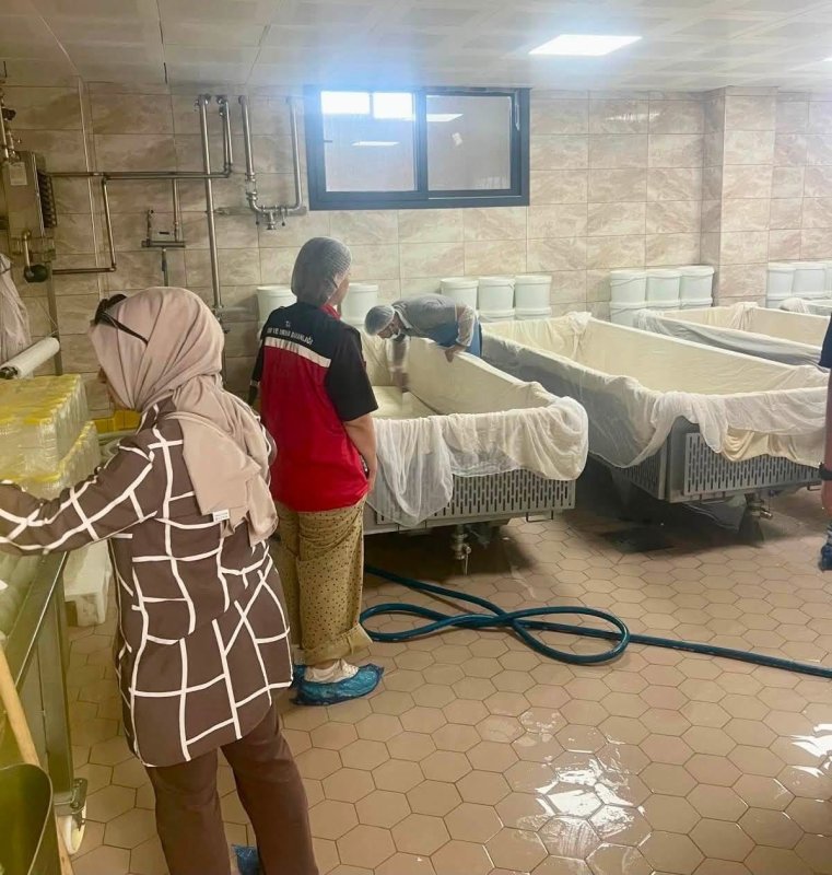 Hatay'da süt işleme tesisinde gıda güvenliği denetimi yapıldı (Fotoğraflı) İlayda Korkmaz HATAY (İHA) - Hatay’da faaliyet gösteren bir süt işleme tesisinde, gıda kontrol ekipleri tarafından denetim gerçekleştirildi. Gıda ve Yem Şube Müdürlüğü bünyesinde görev yapan ekipler tarafından gerçekleştirilen denetimde işletmenin gıda güvenilirliği, hijyen ve mevzuata uygunluk şartları incelendi. Denetimde ayrıca Tehlike Analizi ve Kritik Kontrol Noktalarına dayalı sistemler de tetkik edildi. Tüketicilerin güvenilir ve sağlıklı gıdaya ulaşabilmesi amacıyla gıda işletmelerine yönelik resmi kontrollerin aralıksız sürdürüldüğü bildirildi.