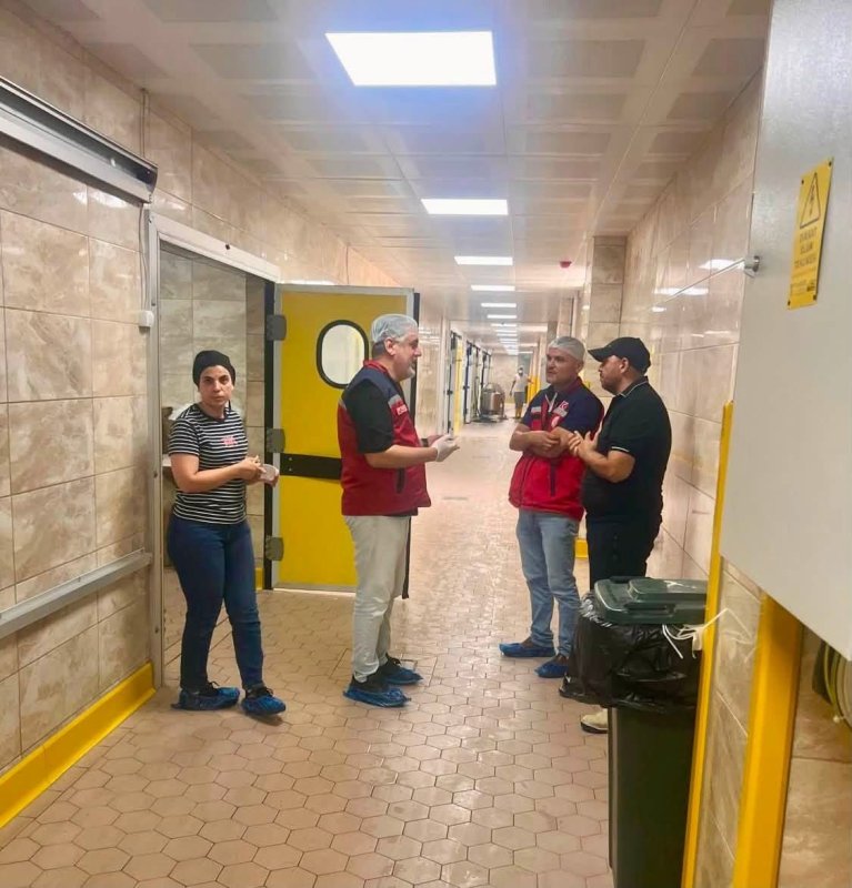 Hatay'da süt işleme tesisinde gıda güvenliği denetimi yapıldı (Fotoğraflı) İlayda Korkmaz HATAY (İHA) - Hatay’da faaliyet gösteren bir süt işleme tesisinde, gıda kontrol ekipleri tarafından denetim gerçekleştirildi. Gıda ve Yem Şube Müdürlüğü bünyesinde görev yapan ekipler tarafından gerçekleştirilen denetimde işletmenin gıda güvenilirliği, hijyen ve mevzuata uygunluk şartları incelendi. Denetimde ayrıca Tehlike Analizi ve Kritik Kontrol Noktalarına dayalı sistemler de tetkik edildi. Tüketicilerin güvenilir ve sağlıklı gıdaya ulaşabilmesi amacıyla gıda işletmelerine yönelik resmi kontrollerin aralıksız sürdürüldüğü bildirildi.