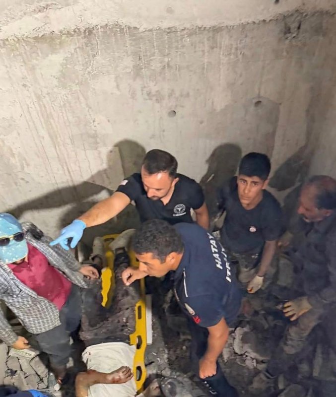 Defne’de asansör boşluğuna düşen işçi yaralandı (Fotoğraflı) İlayda Korkmaz HATAY (İHA) - Hatay'ın Defne ilçesinde yapımı devam eden binanın asansör boşluğuna düşen işçi, itfaiye ekiplerince kurtarılarak sağlık ekiplerine teslim edildi. Olay, Defne ilçesi Turunçlu Mahallesi'nde meydana geldi. Bölgede yapımı devam eden binanın asansör boşluğuna düşen vatandaşın yardımına ekipler yetişti. İtfaiye ekiplerinin hızlı ve koordineli çalışmasıyla yaralı işçi kısa sürede bulunduğu yerden çıkarıldı. Yaralı, olay yerindeki ilk müdahalesinin ardından sağlık ekiplerine teslim edildi. Yaralı ilk müdahalenin ardından hastanede tedavi altına alındı.