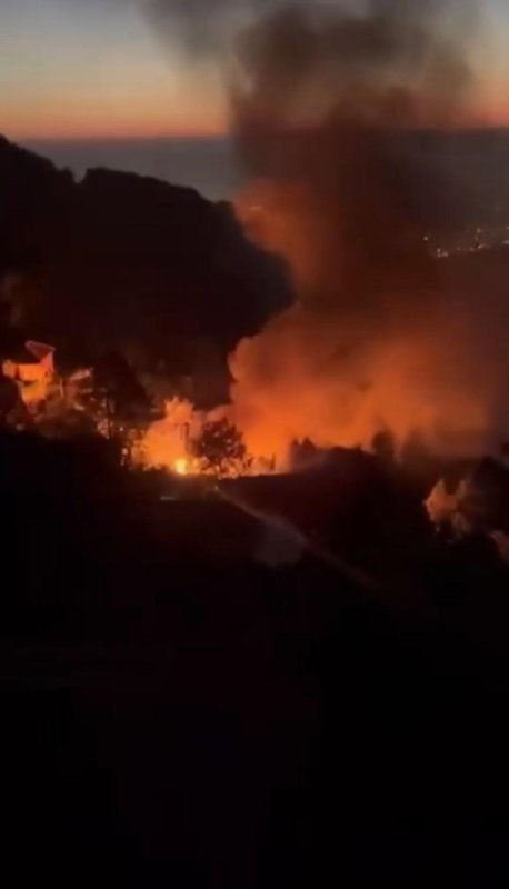 Hatay'da 2 katlı ahşap ev alevlere teslim oldu (Fotoğraflı - Görüntülü) Esma Kural HATAY (İHA) - Hatay'da alevlere teslim olarak yanan 2 katlı ahşap ev kullanılmaz hale geldi. Alevlere teslim olan evde kimsenin olmaması ise yaralanmanın ve can kaybının önüne geçti. Yangın, Dörtyol ilçesi Topaktaş Yaylası’nda bulunan 2 katlı ahşap yayla evinde meydana geldi. Yangına ilk müdahale çevredeki vatandaşların desteği ve orman yangınlarında kullanılmak üzere bölgeye konuşlandırılan su tankeri ile yapıldı. İhbar üzerine olay yerine sevk edilen Orman İşletme Müdürlüğü ve Hatay Büyükşehir Belediyesi İtfaiye ekipleri yangını kontrol altına almak için çalışma başlattı. Yangın, ormanlık alana sıçramadan koordineli çalışmayla kontrol altına alındı. Yangında ev kullanılmaz hale gelirken, evde kimsenin olmaması ise olası yaralanmanın ve can kaybının önüne geçti. Yangının çıkış sebebinin belirlenmesi için çalışma başlatıldı.
