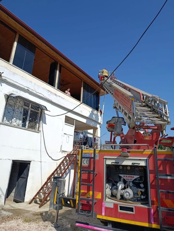 Defne’de çatı yangını binaya sıçramadan söndürüldü (Fotoğraflı) İlayda Korkmaz HATAY (İHA) - Hatay’ın Defne ilçesinde bir binanın çatısında çıkan yangın, itfaiye ekiplerinin müdahalesiyle binaya sirayet etmeden kontrol altına alındı. Yangın, Defne ilçesi Harbiye Mahallesi’nde meydana geldi. Mahallede bulunan 3 katlı binanın çatısında yangın çıktığının ihbarı üzerine bölgeye itfaiye ekipleri sevk edildi. Ekiplerin hızlı müdahalesiyle yangın kısa sürede kontrol altına alınarak binaya sıçraması önlendi. Yangının ardından bölgede soğutma çalışması gerçekleştirildi.
