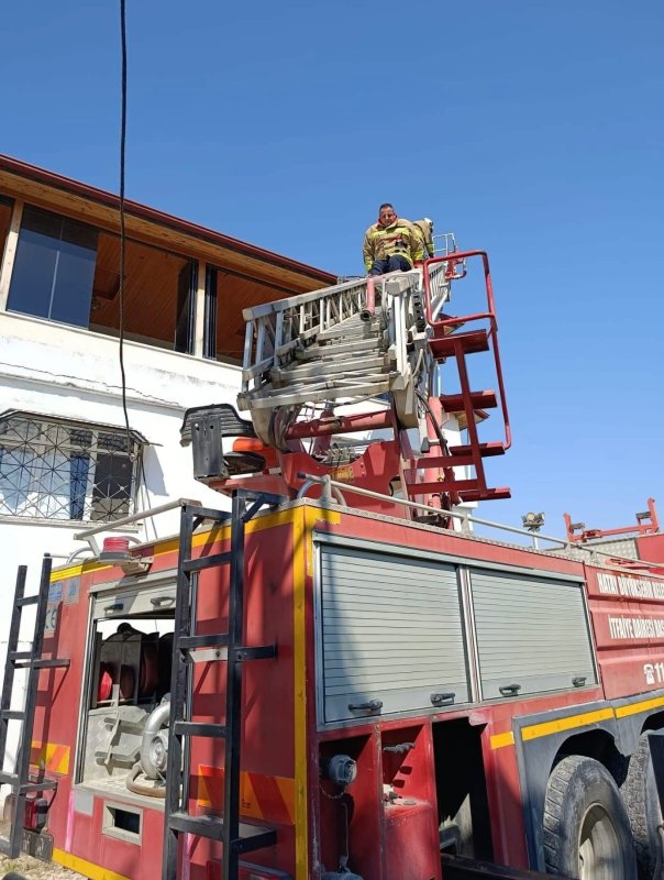 Defne’de çatı yangını binaya sıçramadan söndürüldü (Fotoğraflı) İlayda Korkmaz HATAY (İHA) - Hatay’ın Defne ilçesinde bir binanın çatısında çıkan yangın, itfaiye ekiplerinin müdahalesiyle binaya sirayet etmeden kontrol altına alındı. Yangın, Defne ilçesi Harbiye Mahallesi’nde meydana geldi. Mahallede bulunan 3 katlı binanın çatısında yangın çıktığının ihbarı üzerine bölgeye itfaiye ekipleri sevk edildi. Ekiplerin hızlı müdahalesiyle yangın kısa sürede kontrol altına alınarak binaya sıçraması önlendi. Yangının ardından bölgede soğutma çalışması gerçekleştirildi.