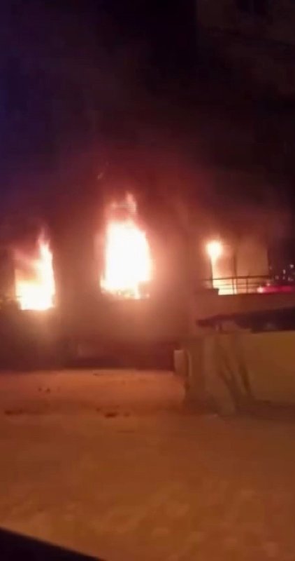 Patlamalarla birlikte alevlere teslim olan evden ailesini kurtarmak isterken vücudu ve yüzü yandı (Fotoğraflı) Veysel Korkmaz HATAY (İHA) - Hatay'da yaşanan yangında ardı ardına patlamaların yaşandığı evden ailesini kurtarmak isterken alevlerin içerisinde kalarak vücudu ve yüzü yanan Levent Kuru'nun hastanedeki tedavisi sürüyor. Yaşadığı korku dolu anları anlatan Kuru, "Başımızın üstündeki lamba ve aynı anda yerdeki telefon patladı, ev bir anda alev topuna döndü" dedi. Geçtiğimiz günlerde Defne ilçesi Çekmece Mahallesi 37. sokakta bulunan 5 katlı binanın giriş katında ilk belirlemelere göre elektrik tesisatından kaynaklı yangın çıktı. Kısa sürede alevlere teslim olan evde korku dolu anlar yaşandı. Yanan evden çıkmak üzereyken ailesini kurtarmak için geri dönen Levent Kuru, ailesini kurtarmak isterken annesiyle birlikte alevlerin içerisinde kaldı. Vücudunun çeşitli bölgelerinde ve yüzünde yanıklar oluşan Kuru'nun hastanede tedavisi devam ediyor. Ardı ardına patlamalarla birlikte alevlere teslim olan evdeki yangın kameraya yansırken, sargı bezleriyle vücudu kaplanan yaralı adam yaşadıklarını anlattı. "Ablamla balkona kadar çıktım ama içeride annem ve yeğenlerim olduğu için tekrar içeri koştuk" Lambanın ve cep telefonunun aynı anda patlamasıyla yangının başladığını ifade eden Levent Kuru, "O gün evimizde ışıklı balon hazırlığı yaparken yangın başladı. Başımızın üstündeki lamba ve aynı anda yerdeki telefon patladı. Telefonun yanında kolonya vardı ve ev bir anda alev topuna döndü. Ablamla balkona kadar çıktım ama içeride annem ve yeğenlerim olduğu için tekrar içeri koştuk. O sırada televizyon benim vücuduma patladı. Annem ve yeğenlerim içerideki odadalardı, onları kurtarmak için geri dönmüştüm" dedi. "Şu an iyiyim şükür ama vücudumda bayağı yanık var. 2 kolum, yüzüm ve sağ ayağım ile vücudumda yanık var" Vücudunun çeşitli bölgelerinde yanıklar olduğunu ifade eden Kuru, yangının elektrik tesisatından kaynaklı çıktığını iddia ederek "Doktorumuzdan ve hemşerilerimizden rabbim razı olsun ilgileniyorlar. Şu an iyiyim şükür ama vücudumda bayağı yanık var. 2 kolum, yüzüm ve sağ ayağım ile vücudumda yanık var. Kısmen hareket edemiyorum. Balon işiyle uğraştığımız için komşularımız ondan çıktığını düşünmüş ama asıl onlar sağlam duruyor. Elektrik tesisatından çıktı yangın" şeklinde konuştu.