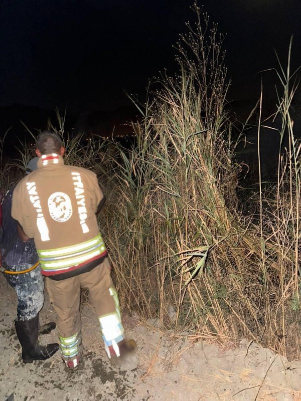 Arsuz’da ot ve kamışlık alan yangını kontrol altına alındı (Fotoğraflı) İlayda Korkmaz HATAY (İHA) - Hatay’ın Arsuz ilçesinde ot ve kamışlık alanda çıkan yangın, Orman Genel Müdürlüğü (OGM) ve HBB İtfaiye Dairesi Başkanlığı ekiplerinin müdahalesiyle geniş alana sirayet etmeden kontrol altına alındı. Yangın, Arsuz ilçesi Akçalı Mahallesi’nde meydana geldi. İhbar üzerine bölgeye OGM ve itfaiye ekipleri sevk edildi. Ekiplerin hızlı ve koordineli müdahalesiyle yangın kısa sürede kontrol altına alınarak geniş alana yayılması önlendi. Yangının ardından bölgede soğutma çalışması gerçekleştirildi.