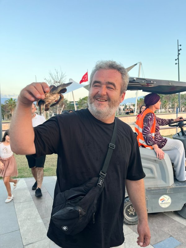 Çocukların 'Kahraman ağabeyi' boğazına çuval dolaşan kaplumbağayı ölümden kurtardı (Fotoğraflı) Neslihan Zerenli - İlayda Korkmaz HATAY (İHA) - Hatay'da denizde boğazına çuval ipi takılan kaplumbağa, duyarlı bir vatandaş tarafından kurtarıldı. İlker Unutmaz kaplumbağayı kurtardığı sırada bir çocuğun ‘Kahraman ağabey' diye seslenmesi yürekleri ısıttı. İskenderun ilçesinde sahilde ailesiyle birlikte gezintiye çıkan İlker Unutmaz, Cam Teras mevkiinde bir kaplumbağanın boğazına çuval ipi dolandığını fark etti. Kaplumbağayı kurtarmak için harekete geçen Unutmaz, sivri ve kaygan kayaların üzerinden suya inerek kaplumbağaya bulunduğu yerden alarak karaya çıkardı. Karaya çıkarılan kaplumbağa, Unutmaz ve çevredeki vatandaşların müdahalesiyle boğazını saran ipten kurtarıldı. Sağlık kontrolü yapılan kaplumbağa tekrar denize bırakıldı. Unutmaz kaplumbağayı kurtardığı sırada bir çocuğun ‘Kahraman ağabey' diye seslenmesi ise yürekleri ısıttı. İlker Unutmaz, "O gün ailemle birlikte İskenderun'a gezmeye gittik. Sahilde Cam Teras'ta gezerken kızım alt tarafta bir kaplumbağanın çırpındığını gördü. Hayvana üzülerek, kayaların keskin olmasına rağmen indim. Çuvalın ipinin kaplumbağanın boynuna dolandığını gördüm. Kaplumbağayı denizden çıkardıktan sonra boğazına sarılı olan ipi kestik. Kaplumbağa ölmek üzereydi, nefessiz kalmaya başlamıştı. Yaralanma yoktu ve hava alıyordu kaplumbağa, denize bıraktım. Yüzerek gitti. Çocuğun ‘Kahraman ağabey' demesine sevindim. Çocuklara hayvanlara karşı iyilik yapma öğüdü verdim. Her şeyden önemlisi kaplumbağanın kurtulması ve o bile neşe verici" dedi.