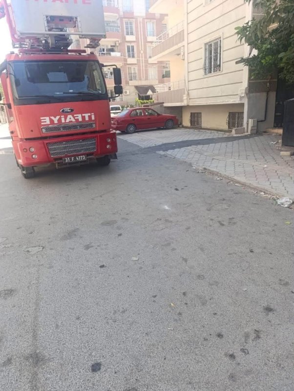 Reyhanlı ve Defne'de mahsur kalan kediler kurtarıldı (Fotoğraflı) Ahmet ARslan HATAY (İHA) - Hatay'ın Reyhanlı ve Defne ilçelerinde mahsur kalan kediler, ekiplerin müdahalesiyle güvenli şekilde kurtarıldı. Reyhanlı'da park halindeki bir aracın motor bölümüne girerek mahsur kalan kedi, ekiplerin çalışmasıyla bulunduğu yerden çıkarıldı. Defne'de de mahsur kalan bir başka kedi, ekiplerin müdahalesiyle güvenli şekilde kurtarıldı. Kurtarılan kedilerin sağlık durumlarının iyi olduğu öğrenildi.