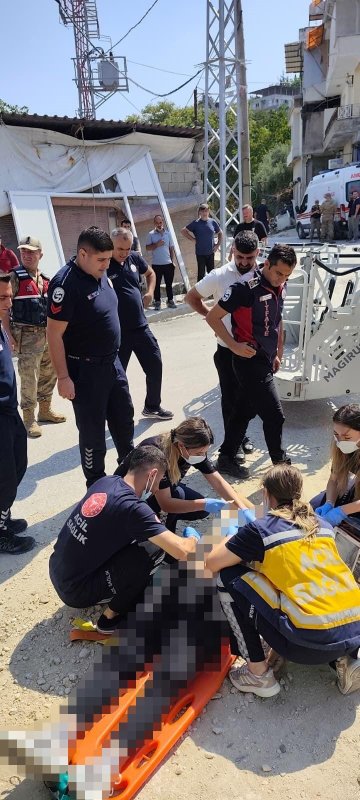 HATAY (İHA) - Hatay'da elektrik direğine asılı halde bulunan erkek cesedi itfaiye ekiplerince indirilerek otopsi için morga kaldırıldı.