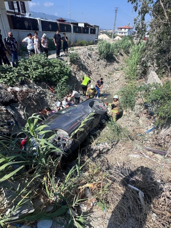 Samandağ’da trafik kazası: 2 yaralı (Fotoğraflı) İlayda Korkmaz HATAY (İHA) - Hatay’ın Samandağ ilçesinde meydana gelen trafik kazasında 2 kişi yaralandı. Kaza, Samandağ ilçesi Çiğdede Mahallesi’nde meydana geldi. Sürücüsünün direksiyon hakimiyetini kaybettiği otomobil yol kenarına devrildi. Kazanın ihbarı üzerine bölgeye ekipler sevk edildi. Kazada yaralanan 2 kişi, ekiplerin hızlı ve koordineli müdahalesiyle kısa sürede kurtarılarak sağlık ekiplerine teslim edildi. Kazanın ardından gerekli emniyet tedbirleri sağlandı.