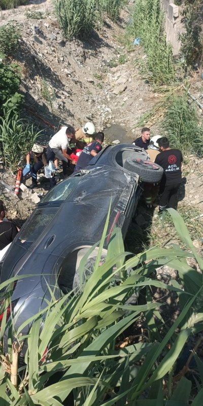 Samandağ’da trafik kazası: 2 yaralı (Fotoğraflı) İlayda Korkmaz HATAY (İHA) - Hatay’ın Samandağ ilçesinde meydana gelen trafik kazasında 2 kişi yaralandı. Kaza, Samandağ ilçesi Çiğdede Mahallesi’nde meydana geldi. Sürücüsünün direksiyon hakimiyetini kaybettiği otomobil yol kenarına devrildi. Kazanın ihbarı üzerine bölgeye ekipler sevk edildi. Kazada yaralanan 2 kişi, ekiplerin hızlı ve koordineli müdahalesiyle kısa sürede kurtarılarak sağlık ekiplerine teslim edildi. Kazanın ardından gerekli emniyet tedbirleri sağlandı.