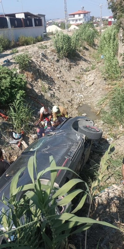 Samandağ’da trafik kazası: 2 yaralı (Fotoğraflı) İlayda Korkmaz HATAY (İHA) - Hatay’ın Samandağ ilçesinde meydana gelen trafik kazasında 2 kişi yaralandı. Kaza, Samandağ ilçesi Çiğdede Mahallesi’nde meydana geldi. Sürücüsünün direksiyon hakimiyetini kaybettiği otomobil yol kenarına devrildi. Kazanın ihbarı üzerine bölgeye ekipler sevk edildi. Kazada yaralanan 2 kişi, ekiplerin hızlı ve koordineli müdahalesiyle kısa sürede kurtarılarak sağlık ekiplerine teslim edildi. Kazanın ardından gerekli emniyet tedbirleri sağlandı.