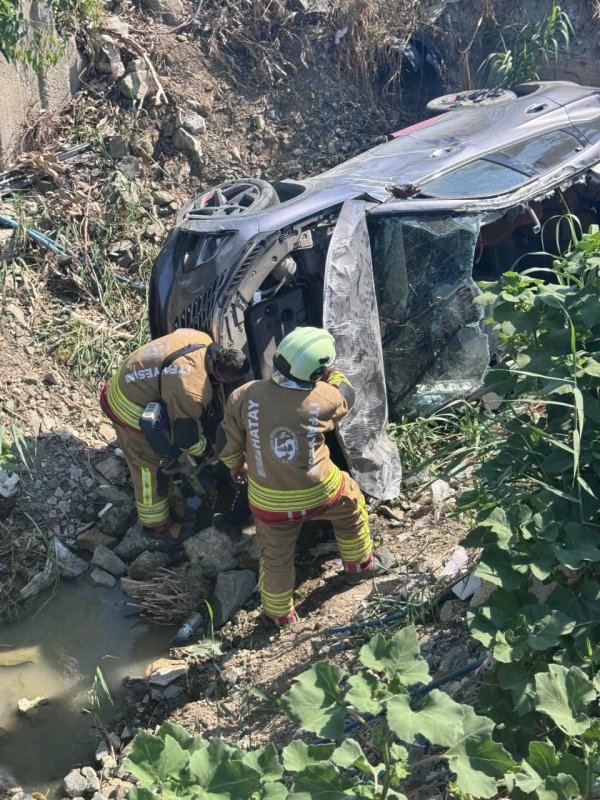 Samandağ’da trafik kazası: 2 yaralı (Fotoğraflı) İlayda Korkmaz HATAY (İHA) - Hatay’ın Samandağ ilçesinde meydana gelen trafik kazasında 2 kişi yaralandı. Kaza, Samandağ ilçesi Çiğdede Mahallesi’nde meydana geldi. Sürücüsünün direksiyon hakimiyetini kaybettiği otomobil yol kenarına devrildi. Kazanın ihbarı üzerine bölgeye ekipler sevk edildi. Kazada yaralanan 2 kişi, ekiplerin hızlı ve koordineli müdahalesiyle kısa sürede kurtarılarak sağlık ekiplerine teslim edildi. Kazanın ardından gerekli emniyet tedbirleri sağlandı.