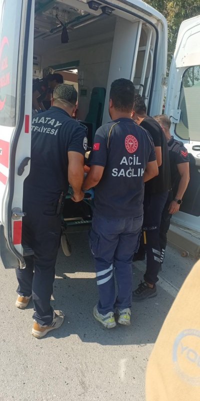Samandağ’da trafik kazası: 2 yaralı (Fotoğraflı) İlayda Korkmaz HATAY (İHA) - Hatay’ın Samandağ ilçesinde meydana gelen trafik kazasında 2 kişi yaralandı. Kaza, Samandağ ilçesi Çiğdede Mahallesi’nde meydana geldi. Sürücüsünün direksiyon hakimiyetini kaybettiği otomobil yol kenarına devrildi. Kazanın ihbarı üzerine bölgeye ekipler sevk edildi. Kazada yaralanan 2 kişi, ekiplerin hızlı ve koordineli müdahalesiyle kısa sürede kurtarılarak sağlık ekiplerine teslim edildi. Kazanın ardından gerekli emniyet tedbirleri sağlandı.