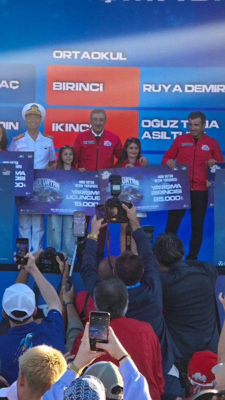 Hataylı minik ressam TEKNOFEST Mavi Vatan’da elde ettiği başarıyla gururlandırdı (Fotoğraflı) Ferit Savaş HATAY (İHA) - Hatay’ın İskenderun ilçesinde yaşayan 10 yaşındaki Cemre Ertaç, Kocaeli’nde düzenlenen TEKNOFEST Mavi Vatan Resim Yarışması’nın ilkokul ve ortaokul kategorisinde çizdiği resimle birincilik elde etti. Minik ressam Ertaç’ın hayal gücü, yeteneği ve ortaya koyduğu başarılı çalışmayla rakiplerini geride bırakarak zirveye çıktı. Türkiye birinciliği ödülünü Cumhurbaşkanı Yardımcısı Cevdet Yılmaz ve T3 Vakfı Yönetim Kurulu Başkanı Selçuk Bayraktar’ın elinden alan Ertaç, bu anlamlı anıyla da büyük gurur yaşadı. Minik ressam Cemre’nin elde ettiği bu önemli başarı; ailesi, öğretmenleri ve okulunun yanı sıra İskenderun ve Hatay’da da büyük sevinç ve gururla karşılandı. Henüz küçük yaşta böylesine önemli bir başarıya imza atan Cemre Ertaç, Hatay’ın sanat ve eğitim alanındaki gurur tablolarından biri oldu.