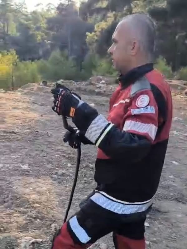 Hatay'da yerleşim yerlerinde görülen yılanlar doğal yaşam alanına bırakıldı (Fotoğraflı) İlayda Korkmaz HATAY (İHA) - Hatay’ın Antakya ve Yayladağı ilçelerinde yerleşim yerlerinde görülen yılanlar, ekiplerin müdahalesiyle zarar verilmeden yakalanarak doğal yaşam alanlarına bırakıldı. Havaların ısınmasıyla birlikte yerleşim yerlerinde sıklıkla yılanlar görülmeye başlandı. Yılanları kendi imkanlarıyla yakalayamayan vatandaşlar için ekipler çalışma gerçekleştirdi. İtfaiye tarafından titiz çalışmayla yakalanan yılanlar, güvenli şekilde doğal yaşam alanlarına bırakıldı.