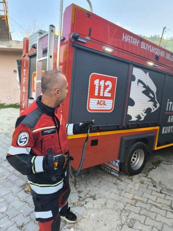 Hatay'da yerleşim yerlerinde görülen yılanlar doğal yaşam alanına bırakıldı (Fotoğraflı) İlayda Korkmaz HATAY (İHA) - Hatay’ın Antakya ve Yayladağı ilçelerinde yerleşim yerlerinde görülen yılanlar, ekiplerin müdahalesiyle zarar verilmeden yakalanarak doğal yaşam alanlarına bırakıldı. Havaların ısınmasıyla birlikte yerleşim yerlerinde sıklıkla yılanlar görülmeye başlandı. Yılanları kendi imkanlarıyla yakalayamayan vatandaşlar için ekipler çalışma gerçekleştirdi. İtfaiye tarafından titiz çalışmayla yakalanan yılanlar, güvenli şekilde doğal yaşam alanlarına bırakıldı.