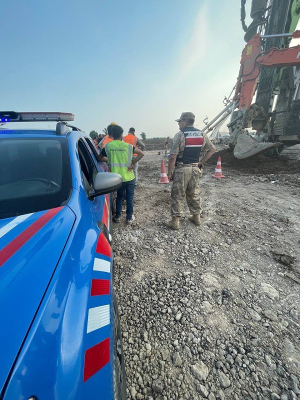 Beton pompası üzerine düşen işçi öldü (Fotoğraflı) Mehmet Uras HATAY (İHA) - Hatay’da tren yolu yapım şantiyesinde yaşanan iş kazasında kırılan beton pompasının üzerine düştüğü işçi hayatını kaybetti. Edinilen bilgilere göre olay, Erzin ilçesi Burnaz sahil yolu mevkiinde yaşandı. Bölgede tren yolu yapım çalışmalarının sürdüğü şantiyede beton mikserinin pompası henüz belirlenemeyen bir nedenle kırılarak H.E. isimli işçinin üzerine düştü. Ağır şekilde yaralanan işçi, olay yerinde hayatını kaybetti. İşçinin Batman nüfusuna kayıtlı olduğu öğrenildi. H.E.'nin cansız bedeni olay yerindeki incelemenin ardından morga kaldırıldı. Jandarma ekipleri olayla ilgili inceleme başlattı.