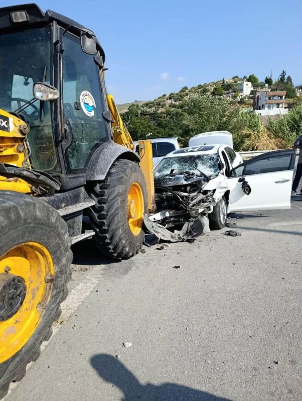 Arsuz'da kepçeyle çarpışan otomobil hurdaya döndü: 2 yaralı (Fotoğraflı) Neslihan Zerenli HATAY (İHA) - Hatay'da Arsuz Belediyesi’ne ait kepçeyle çarpışarak hurdaya dönen otomobildeki 2 kişi yaralandı. Kaza; Arsuz ilçesi Nardüzü Mahallesi’nde yaşandı. Arsuz Belediyesi’ne ait kepçe, kavşakta otomobille çarpıştı. Kazada otomobil hurdaya dönerken 2 kişi yaralandı. Yaralı vatandaşlar itfaiye ekiplerinin hızlı ve koordineli müdahalesiyle kısa sürede kurtarılarak sağlık ekiplerine teslim edildi. Yaralı şahıslar sağlık ekiplerinin ilk müdahalesinin ardından hastanede tedavi altına alındı.