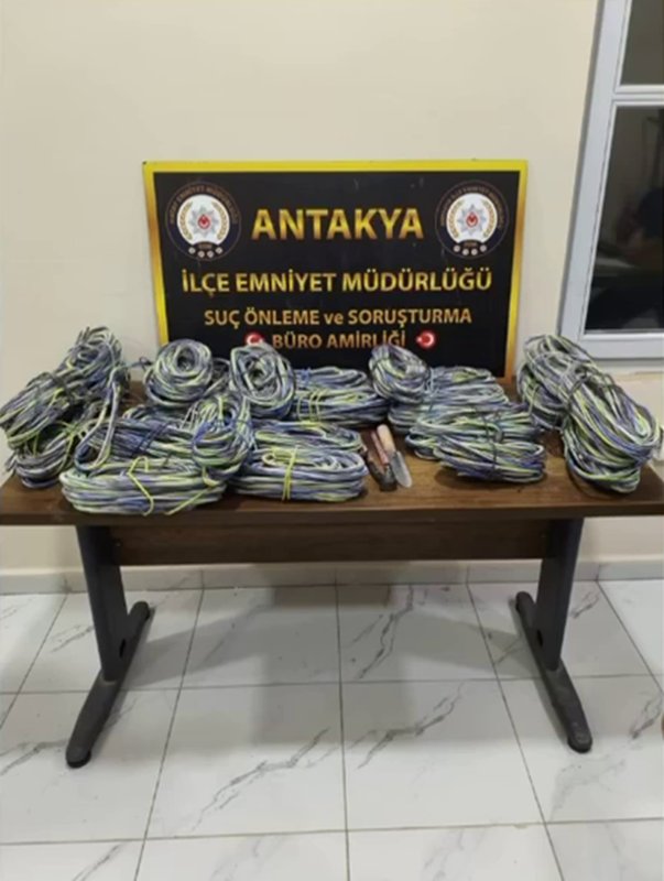 HATAY (İHA) - Hatay’da işçi gibi yelek giyip mesai yapan ve 300 bin TL değerinde kablo çaldıktan sonra aracıyla kaçarken fark edilen hırsız suçüstü yakalandı.