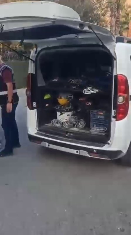 HATAY (İHA) - Hatay’da işçi gibi yelek giyip mesai yapan ve 300 bin TL değerinde kablo çaldıktan sonra aracıyla kaçarken fark edilen hırsız suçüstü yakalandı.