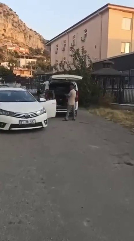 HATAY (İHA) - Hatay’da işçi gibi yelek giyip mesai yapan ve 300 bin TL değerinde kablo çaldıktan sonra aracıyla kaçarken fark edilen hırsız suçüstü yakalandı.