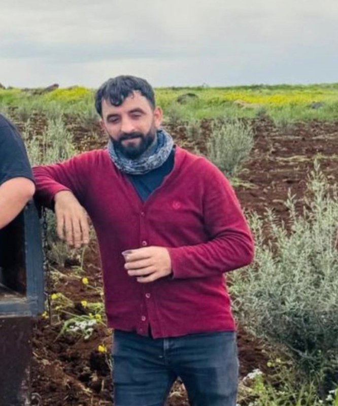 Hatay'da denizde boğulma tehlikesi geçiren şahıs kurtarılamadı (Fotoğraflı) Ferit Savaş HATAY (İHA) - Hatay'da denizde boğulma tehlikesiyle hastaneye kaldırılan 35 yaşındaki Salih Yıldız, yapılan müdahalelere rağmen hayatını kaybetti. Geçtiğimiz gün akşam saatlerinde Payas sahili Polis Kampı civarında denize girerek boğulma tehlikesi geçiren 35 yaşındaki Salih Yıldız’ı çevredeki vatandaşlar kurtardı. Olay yerine çağrılan sağlık ekipleri tarafından ilk müdahalesi yapılan Yıldız, ambulansla Payas Devlet Hastanesi’ne kaldırıldı. Hastanede yapılan müdahalelere rağmen Yıldız kurtarılamadı. Yıldız’ın Şanlıurfalı olduğu ve çalışmak için Hatay’a geldiği öğrenildi.
