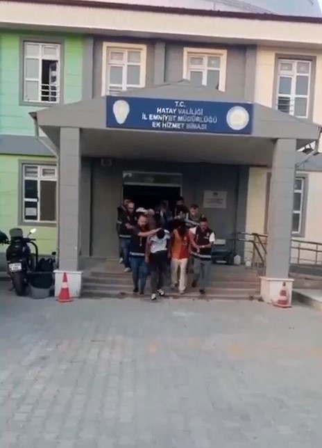 Konteynerlerden kablo vurgunu yaparken kameralara yakalanan suç makineleri tutuklandı (Fotoğraflı) Aykut Taştan HATAY (İHA) - Hatay'da konteyner kentten yaklaşık 200 bin TL'lik kablo çalarken güvenlik kamerasına yakalanan ve çok sayıda suç kaydı olan 7 hırsızlık şüphelisi polis tarafından yakalanarak çıkarıldıkları mahkemece tutuklandı. Olay; Antakya ilçesinde bulunan ve depremzedelerce kullanılan Osmanağa Konteyner Kent'te yaşandı. Konteynerlerin içerisinden ve depodan Afet ve Acil Durum Yönetimi Başkanlığı'na (AFAD) ait yaklaşık 200 bin TL değerinde kablo çalınması olayları ile ilgili Hatay Emniyet Müdürlüğü ekipleri çalışma başlattı. Yapılan çalışmalar neticesinde kabloları çalan şüpheliler; E.K. (5'i hırsızlık, 9 suç kaydı), S.H. (23'ü hırsızlık, 39 suç kaydı), M.H. (11'i hırsızlık, 23 suç kaydı), M.S. (4'ü hırsızlık, 7 suç kaydı), Y.E. (10'u hırsızlık, 17 suç kaydı), M.G. (8'i hırsızlık, 22 suç kaydı) ve M.K. (2'si hırsızlık, 10 suç kaydı) çalmış oldukları malzemeler ile birlikte suçüstü yakalandı. Şüphelilerin suçta kullandıkları iki araca 85 bin 600 TL idari para cezası uygulanarak araçlar trafikten men edildi. Gözaltına alınan 7 şüpheli sevk edildikleri adliyede çıkarıldıkları mahkemece tutuklanarak cezaevine teslim edildi.