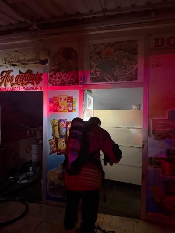 Reyhanlı’da markette çıkan yangın kontrol altına alındı (Fotoğraflı) Ahmet Arslan HATAY (İHA) - Hatay’ın Reyhanlı ilçesinde markette çıkan yangın, itfaiye ekiplerinin hızlı müdahalesiyle can kaybı ve yaralanma yaşanmadan kontrol altına alındı. Yangın, Reyhanlı ilçesi Pınarbaşı Mahallesi’nde bulunan markette yaşandı. İhbar üzerine bölgeye itfaiye ekipleri sevk edildi. Alevler, ekiplerin hızlı müdahalesiyle yangın kısa sürede kontrol altına alınırken, olayda can kaybı ve yaralanma yaşanmadı. Yangının ardından gerekli emniyet tedbirleri sağlandı. Yangında iş yeri zarar gördü.
