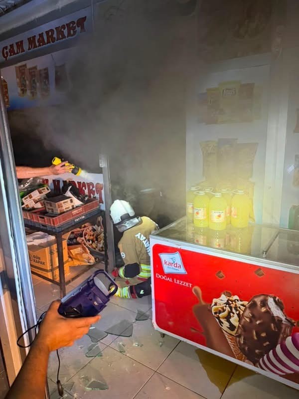 Reyhanlı’da markette çıkan yangın kontrol altına alındı (Fotoğraflı) Ahmet Arslan HATAY (İHA) - Hatay’ın Reyhanlı ilçesinde markette çıkan yangın, itfaiye ekiplerinin hızlı müdahalesiyle can kaybı ve yaralanma yaşanmadan kontrol altına alındı. Yangın, Reyhanlı ilçesi Pınarbaşı Mahallesi’nde bulunan markette yaşandı. İhbar üzerine bölgeye itfaiye ekipleri sevk edildi. Alevler, ekiplerin hızlı müdahalesiyle yangın kısa sürede kontrol altına alınırken, olayda can kaybı ve yaralanma yaşanmadı. Yangının ardından gerekli emniyet tedbirleri sağlandı. Yangında iş yeri zarar gördü.
