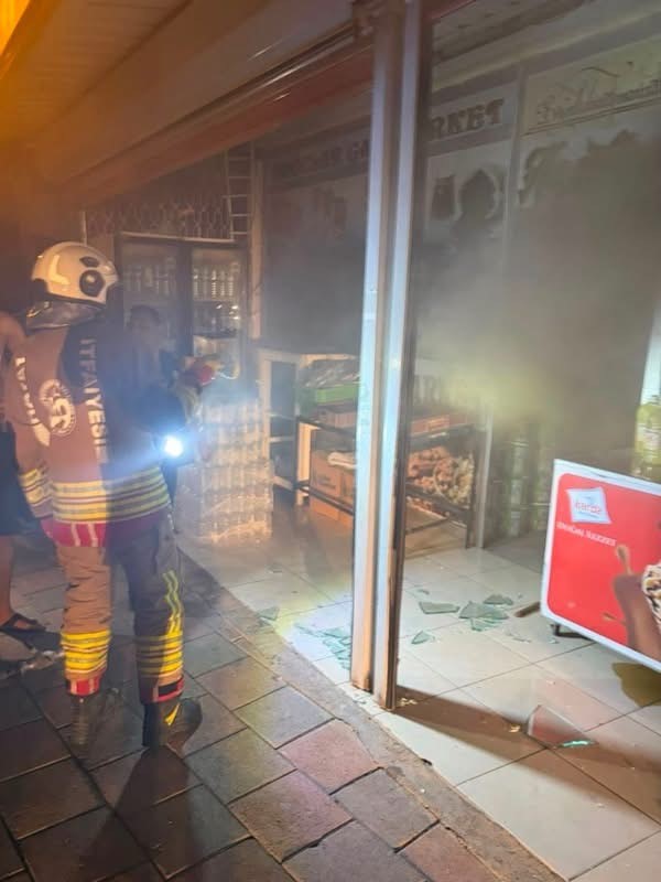 Reyhanlı’da markette çıkan yangın kontrol altına alındı (Fotoğraflı) Ahmet Arslan HATAY (İHA) - Hatay’ın Reyhanlı ilçesinde markette çıkan yangın, itfaiye ekiplerinin hızlı müdahalesiyle can kaybı ve yaralanma yaşanmadan kontrol altına alındı. Yangın, Reyhanlı ilçesi Pınarbaşı Mahallesi’nde bulunan markette yaşandı. İhbar üzerine bölgeye itfaiye ekipleri sevk edildi. Alevler, ekiplerin hızlı müdahalesiyle yangın kısa sürede kontrol altına alınırken, olayda can kaybı ve yaralanma yaşanmadı. Yangının ardından gerekli emniyet tedbirleri sağlandı. Yangında iş yeri zarar gördü.