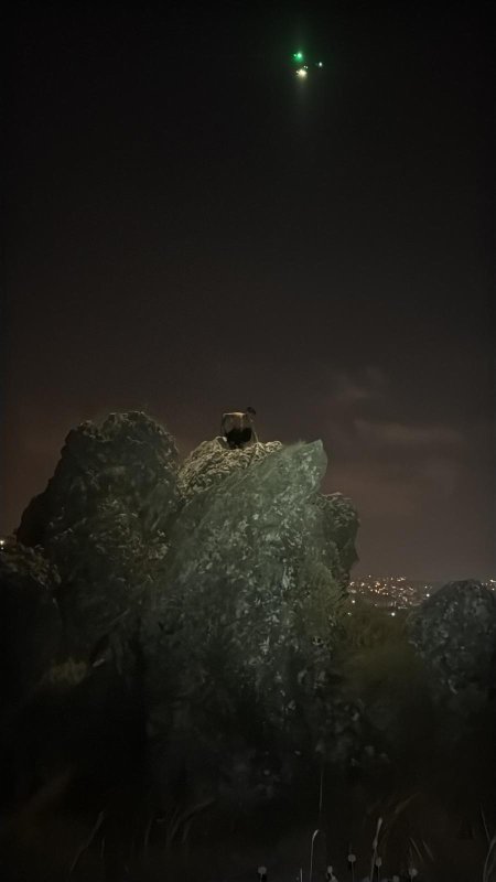 Kayanın üzerinde gündüz uyuyup, gece uyanarak mahsur kalan şahsı AFAD kurtardı (Fotoğraflı) Ahmet Arslan HATAY (İHA) - Hatay'da dağlık alana çıkan ve kayanın üzerinde gece saatlerine kadar uyuyakalarak yönünü kaybeden şahıs, AFAD ekiplerince kurtarıldı. Olay, gece saatlerinde Antakya ilçesi Habib-i Neccar Dağı'nda yaşandı. Gündüz saatlerinde dağlık alana çıkan ve kayanın üzerinde uyuyakalan şahıs, uyandığında havanın karardığını ve yönünü kaybettiğini fark ederek durumu 112 Acil Çağrı Merkezi'ne bildirdi. İhbar üzerine bölgeye AFAD, 1 araç ve 4 personel yönlendirdi. Bölgeye ulaşan ekipler, dağda mahsur kalan vatandaşı güvenli şekilde kurtardı. Kurtarılan şahsın sağlık durumunun iyi olduğu öğrenildi.