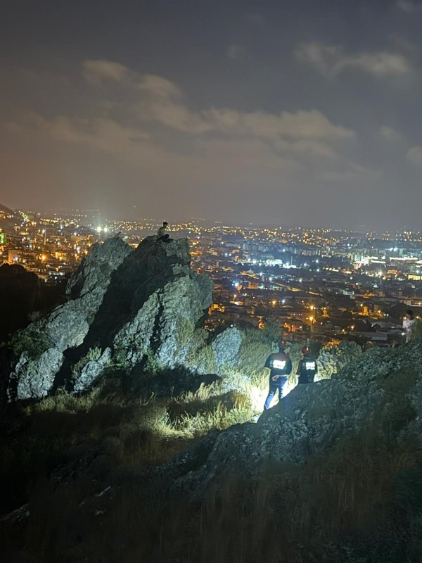 Kayanın üzerinde gündüz uyuyup, gece uyanarak mahsur kalan şahsı AFAD kurtardı (Fotoğraflı) Ahmet Arslan HATAY (İHA) - Hatay'da dağlık alana çıkan ve kayanın üzerinde gece saatlerine kadar uyuyakalarak yönünü kaybeden şahıs, AFAD ekiplerince kurtarıldı. Olay, gece saatlerinde Antakya ilçesi Habib-i Neccar Dağı'nda yaşandı. Gündüz saatlerinde dağlık alana çıkan ve kayanın üzerinde uyuyakalan şahıs, uyandığında havanın karardığını ve yönünü kaybettiğini fark ederek durumu 112 Acil Çağrı Merkezi'ne bildirdi. İhbar üzerine bölgeye AFAD, 1 araç ve 4 personel yönlendirdi. Bölgeye ulaşan ekipler, dağda mahsur kalan vatandaşı güvenli şekilde kurtardı. Kurtarılan şahsın sağlık durumunun iyi olduğu öğrenildi.