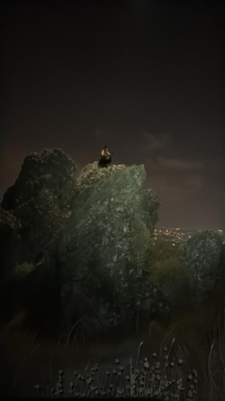 Kayanın üzerinde gündüz uyuyup, gece uyanarak mahsur kalan şahsı AFAD kurtardı (Fotoğraflı) Ahmet Arslan HATAY (İHA) - Hatay'da dağlık alana çıkan ve kayanın üzerinde gece saatlerine kadar uyuyakalarak yönünü kaybeden şahıs, AFAD ekiplerince kurtarıldı. Olay, gece saatlerinde Antakya ilçesi Habib-i Neccar Dağı'nda yaşandı. Gündüz saatlerinde dağlık alana çıkan ve kayanın üzerinde uyuyakalan şahıs, uyandığında havanın karardığını ve yönünü kaybettiğini fark ederek durumu 112 Acil Çağrı Merkezi'ne bildirdi. İhbar üzerine bölgeye AFAD, 1 araç ve 4 personel yönlendirdi. Bölgeye ulaşan ekipler, dağda mahsur kalan vatandaşı güvenli şekilde kurtardı. Kurtarılan şahsın sağlık durumunun iyi olduğu öğrenildi.