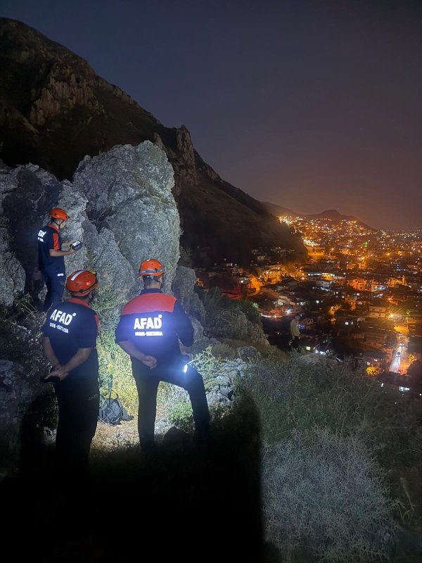 Kayanın üzerinde gündüz uyuyup, gece uyanarak mahsur kalan şahsı AFAD kurtardı (Fotoğraflı) Ahmet Arslan HATAY (İHA) - Hatay'da dağlık alana çıkan ve kayanın üzerinde gece saatlerine kadar uyuyakalarak yönünü kaybeden şahıs, AFAD ekiplerince kurtarıldı. Olay, gece saatlerinde Antakya ilçesi Habib-i Neccar Dağı'nda yaşandı. Gündüz saatlerinde dağlık alana çıkan ve kayanın üzerinde uyuyakalan şahıs, uyandığında havanın karardığını ve yönünü kaybettiğini fark ederek durumu 112 Acil Çağrı Merkezi'ne bildirdi. İhbar üzerine bölgeye AFAD, 1 araç ve 4 personel yönlendirdi. Bölgeye ulaşan ekipler, dağda mahsur kalan vatandaşı güvenli şekilde kurtardı. Kurtarılan şahsın sağlık durumunun iyi olduğu öğrenildi.