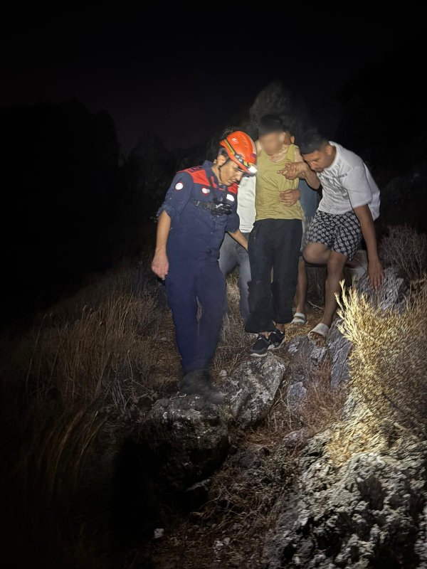 Kayanın üzerinde gündüz uyuyup, gece uyanarak mahsur kalan şahsı AFAD kurtardı (Fotoğraflı) Ahmet Arslan HATAY (İHA) - Hatay'da dağlık alana çıkan ve kayanın üzerinde gece saatlerine kadar uyuyakalarak yönünü kaybeden şahıs, AFAD ekiplerince kurtarıldı. Olay, gece saatlerinde Antakya ilçesi Habib-i Neccar Dağı'nda yaşandı. Gündüz saatlerinde dağlık alana çıkan ve kayanın üzerinde uyuyakalan şahıs, uyandığında havanın karardığını ve yönünü kaybettiğini fark ederek durumu 112 Acil Çağrı Merkezi'ne bildirdi. İhbar üzerine bölgeye AFAD, 1 araç ve 4 personel yönlendirdi. Bölgeye ulaşan ekipler, dağda mahsur kalan vatandaşı güvenli şekilde kurtardı. Kurtarılan şahsın sağlık durumunun iyi olduğu öğrenildi.