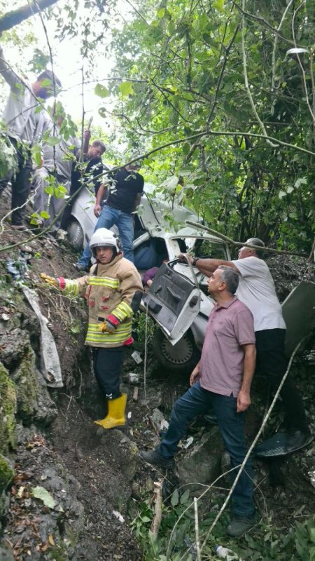 Yayla yolunda uçurumdan uçan otomobil hurdaya döndü: 2 yaralı (Fotoğraflı - Görüntülü) Mehmet Uras HATAY (İHA) - Hatay’da sürücüsünün kontrolünü kaybetmesiyle uçurumdan ağaçlık alana uçarak hurdaya dönen otomobildeki 2 kişi yaralandı. Kaza; Erzin ilçesi Kuyuluk Mahallesi Kocadüz mevkii yayla yolu üzerinde yaşandı. Sürücüsünün kontrolünü kaybettiği otomobil, uçurumdan yuvarlandı. Ağaçlık alanda hurdaya dönerek durabilen otomobildeki 2 kişi yaralandı. Yaralanan 2 kişi, HBB İtfaiye ekiplerinin hızlı ve koordineli müdahalesiyle kısa sürede kurtarılarak sağlık ekiplerine teslim edildi. Yaralı şahıslar hastanede tedavi altına alındı. Jandarma ekipleri kazayla ilgili inceleme başlattı.