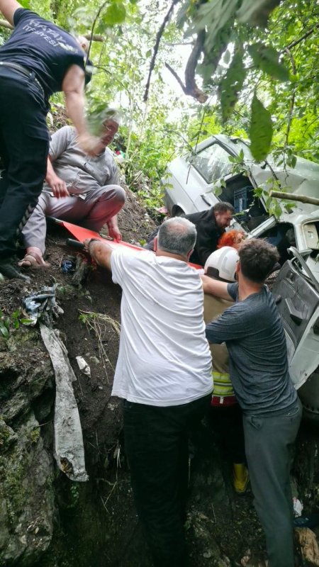 Yayla yolunda uçurumdan uçan otomobil hurdaya döndü: 2 yaralı (Fotoğraflı - Görüntülü) Mehmet Uras HATAY (İHA) - Hatay’da sürücüsünün kontrolünü kaybetmesiyle uçurumdan ağaçlık alana uçarak hurdaya dönen otomobildeki 2 kişi yaralandı. Kaza; Erzin ilçesi Kuyuluk Mahallesi Kocadüz mevkii yayla yolu üzerinde yaşandı. Sürücüsünün kontrolünü kaybettiği otomobil, uçurumdan yuvarlandı. Ağaçlık alanda hurdaya dönerek durabilen otomobildeki 2 kişi yaralandı. Yaralanan 2 kişi, HBB İtfaiye ekiplerinin hızlı ve koordineli müdahalesiyle kısa sürede kurtarılarak sağlık ekiplerine teslim edildi. Yaralı şahıslar hastanede tedavi altına alındı. Jandarma ekipleri kazayla ilgili inceleme başlattı.